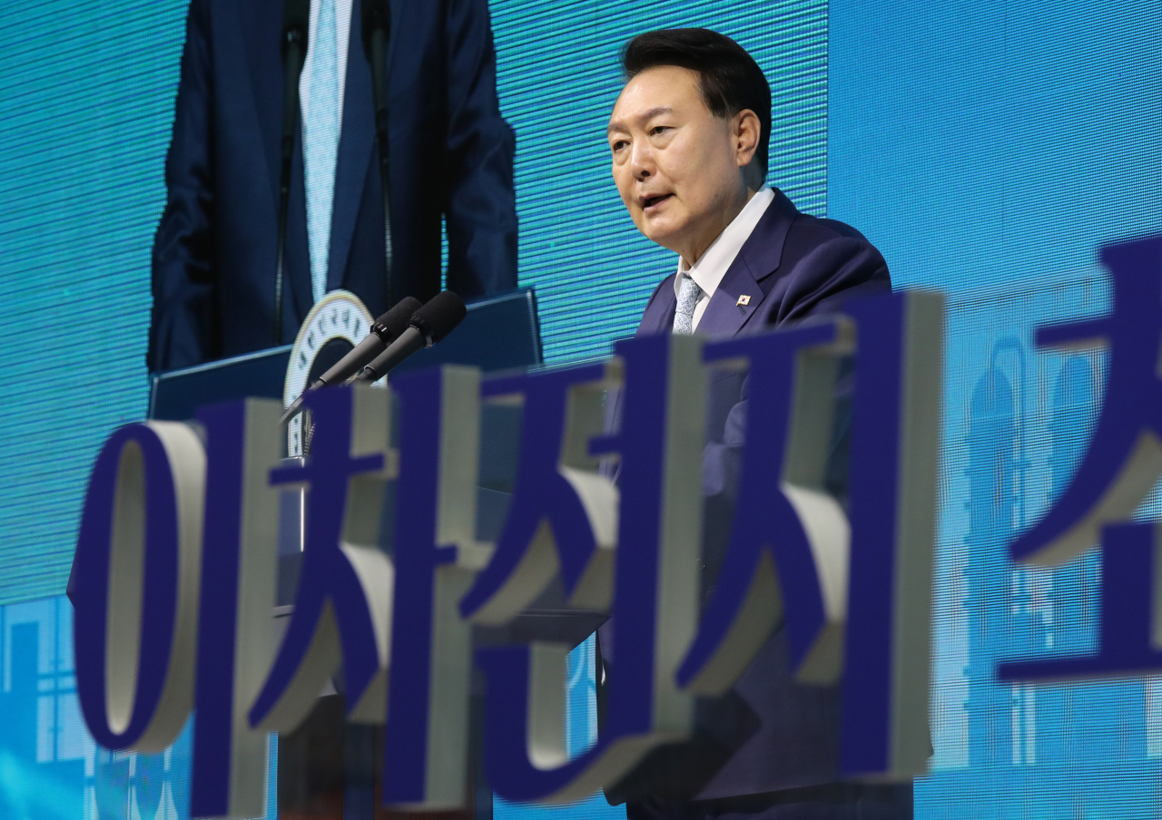 윤석열 대통령이 2일 전북 군산새만금컨벤션센터(GSCO)에서 열린 '새만금 이차전지 투자협약식'에서 격려사를 하고 있다. [연합]