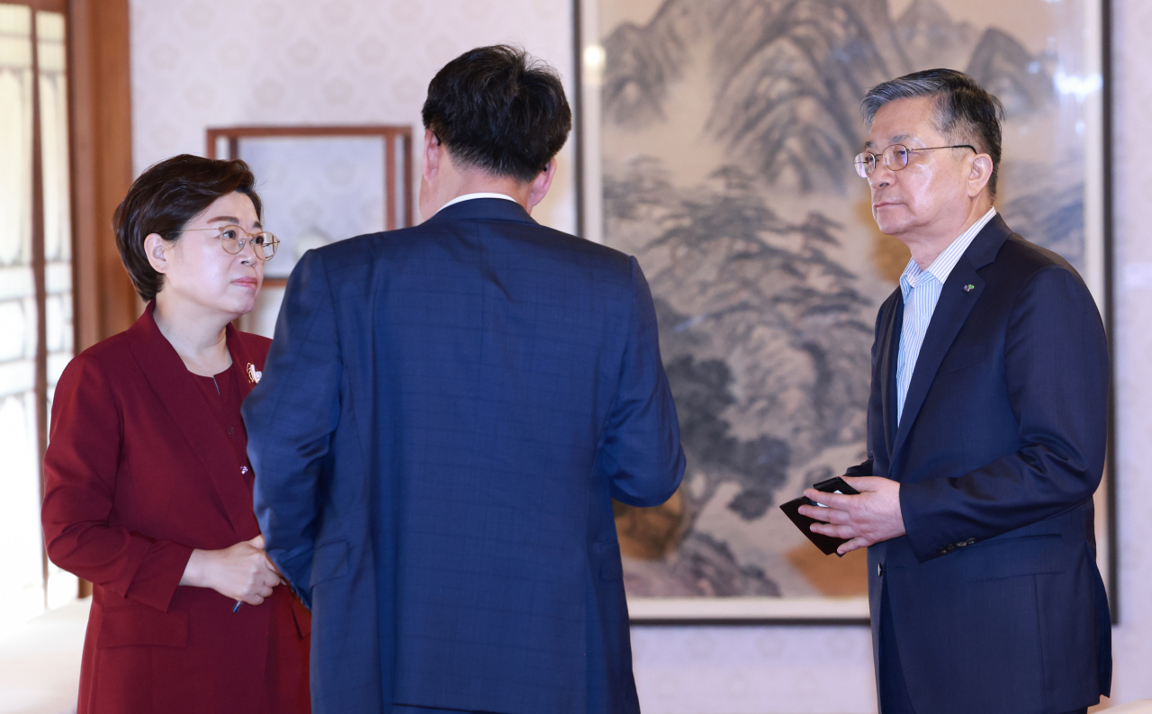 이한준 한국토지주택공사(LH) 사장(오른쪽)이 2일 오후 서울 종로구 총리 공관에서 열린 고위 당정협의회에 참석해 국민의힘 김정재 국회 국토교통위원회 간사(왼쪽), 박성근 국무총리 비서실장과 대화하고 있다. 연합뉴스
