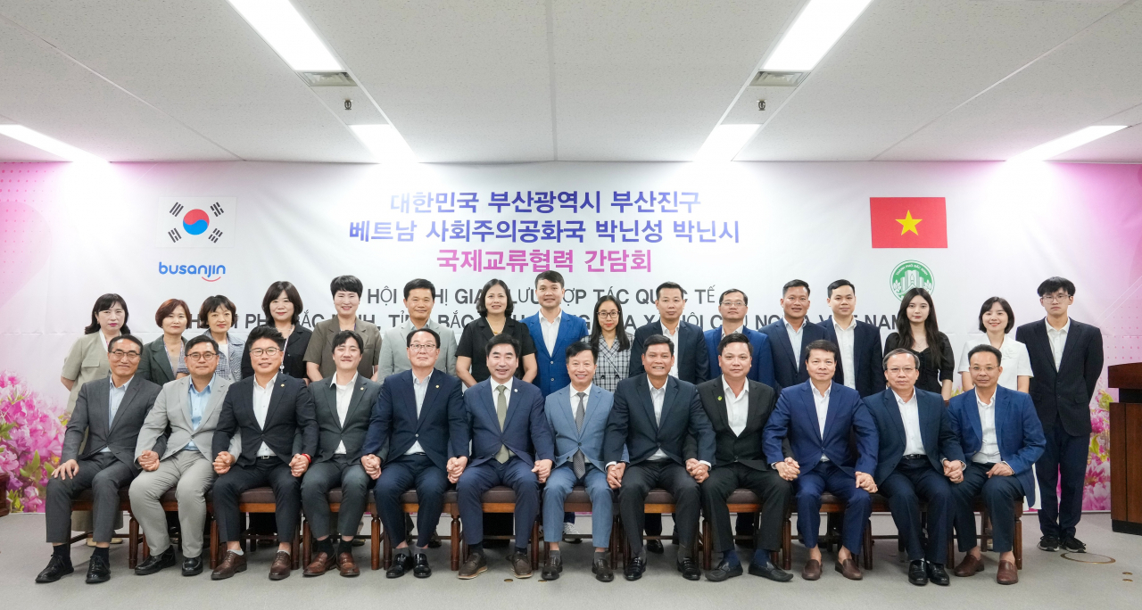 김영욱 부산 부산진구청장(앞줄 왼쪽 여섯 번째)이 1일 부산진구청에서 베트남 박닌성 박닌시 대표단(응우옌 쏭하 박닌시 인민위원회 위원장 외)과 양 도시 간 국제 교류협력 강화를 위한 간담회를 열고 기념촬영을 하고 있다. [사진=부산진구]