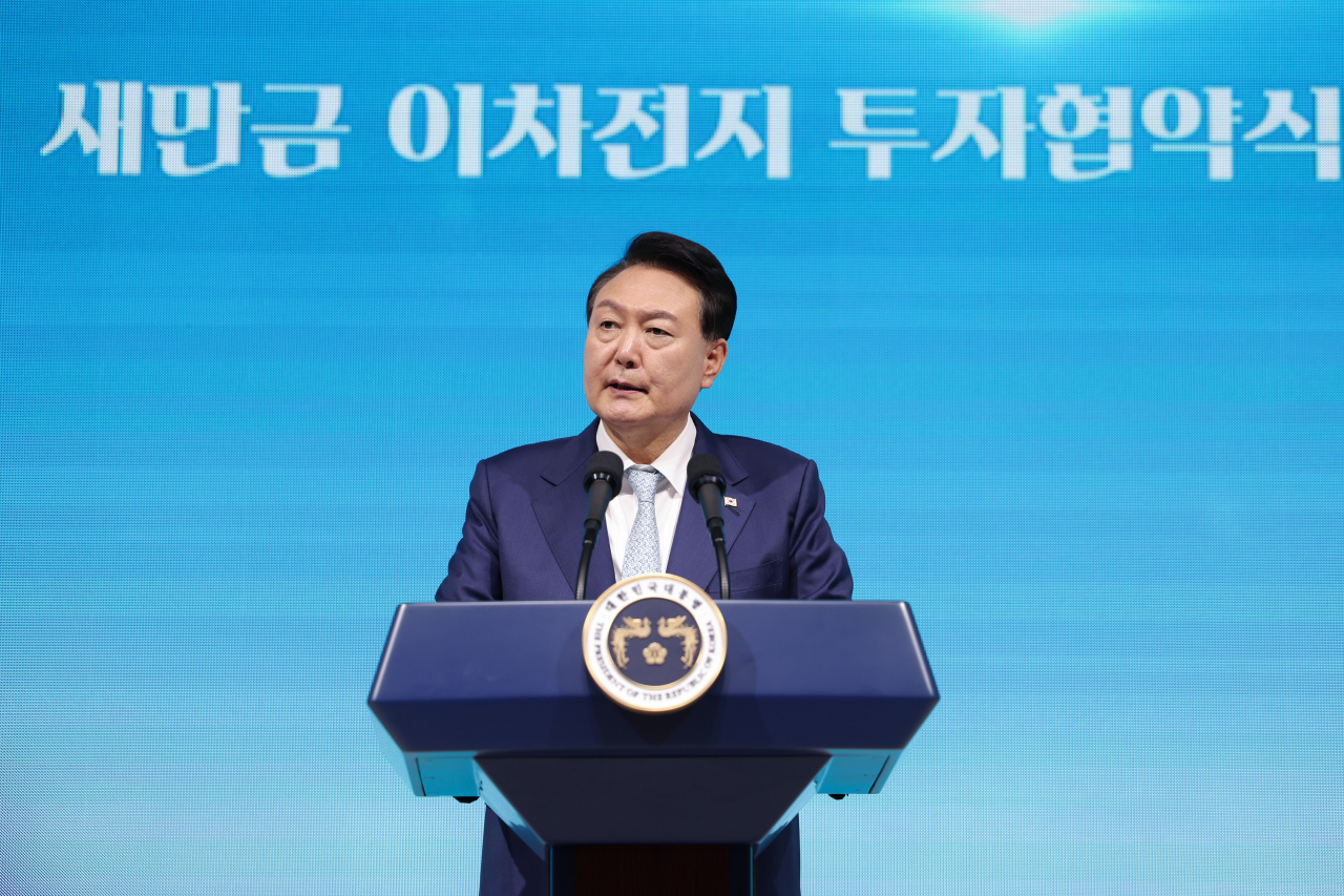 윤석열 대통령이 2일 전북 군산새만금컨벤션센터(GSCO)에서 열린 '새만금 이차전지 투자협약식'에서 격려사를 하고 있다. [연합]