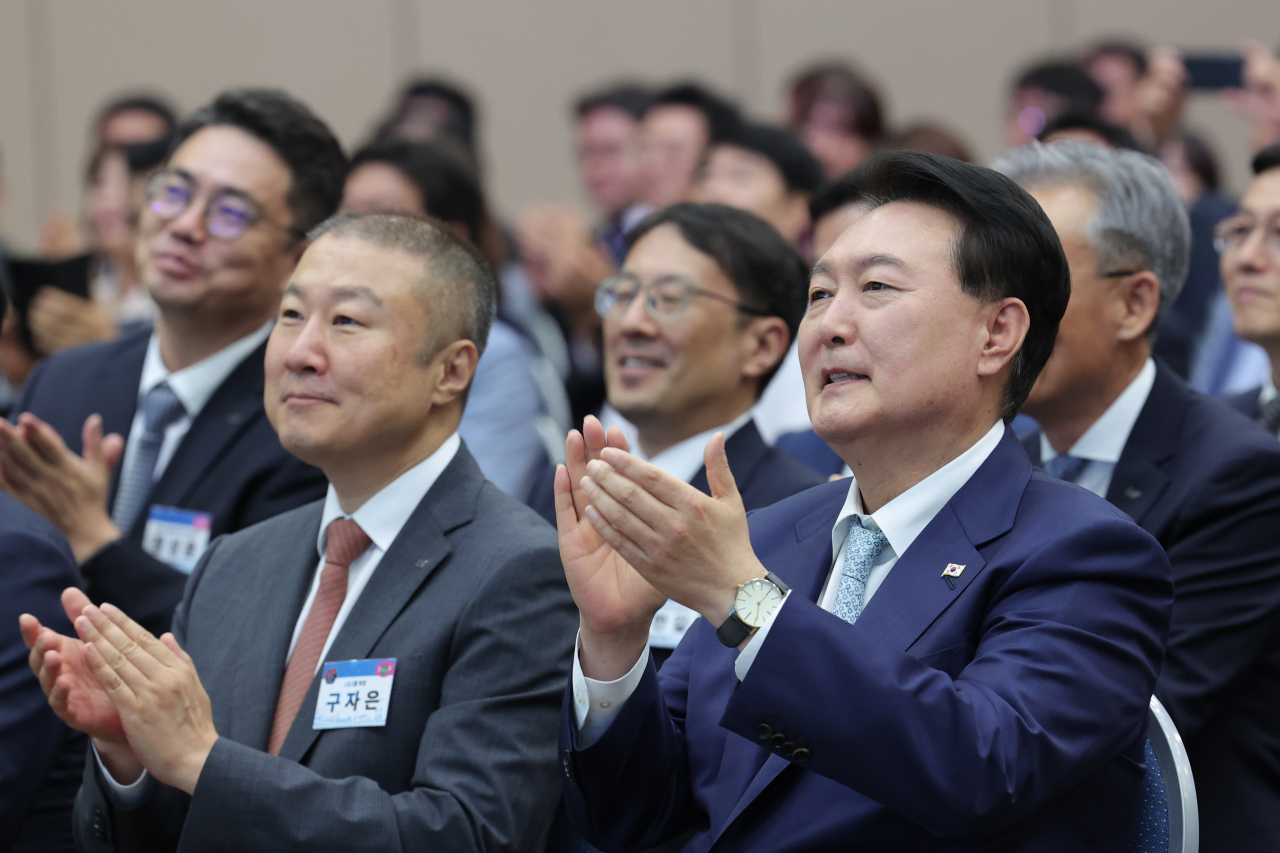 윤석열 대통령이 2일 전북 군산새만금컨벤션센터(GSCO)에서 열린 '새만금 이차전지 투자협약식'에서 박수치고 있다. [연합]