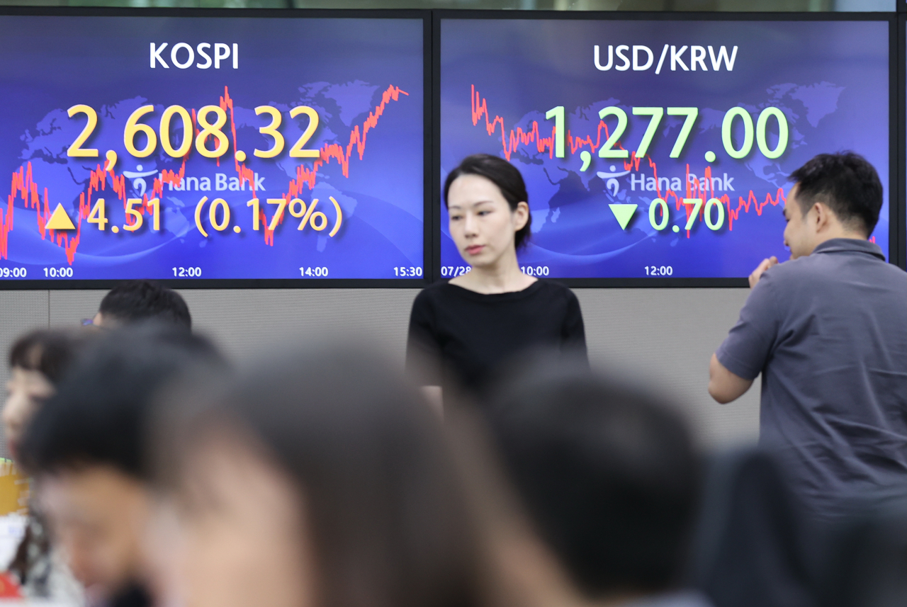 서울 중구 명동 하나은행 본점 딜링룸 전광판에 증시 현황이 표시돼 있다.[연합]