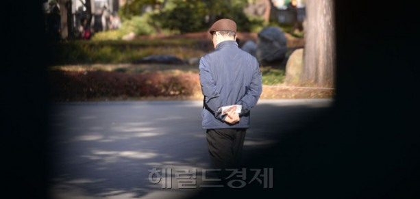 “손주 학원 카드 긁고 해외여행도 많이” 떠오르는 ‘큰 손’ 액티브시니어[머니뭐니]