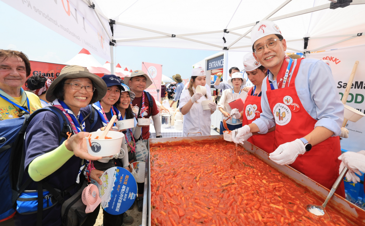 한훈(오른쪽 첫번째) 농림축산식품부 차관이 2일 전북 부안군 새만금 '2023 새만금 세계스카우트잼버리' 행사장에서 열린 ‘떡볶이 데이’ 행사에 참석해 관광객들과 기념촬영하고 있다. [농림축산식품부 제공]