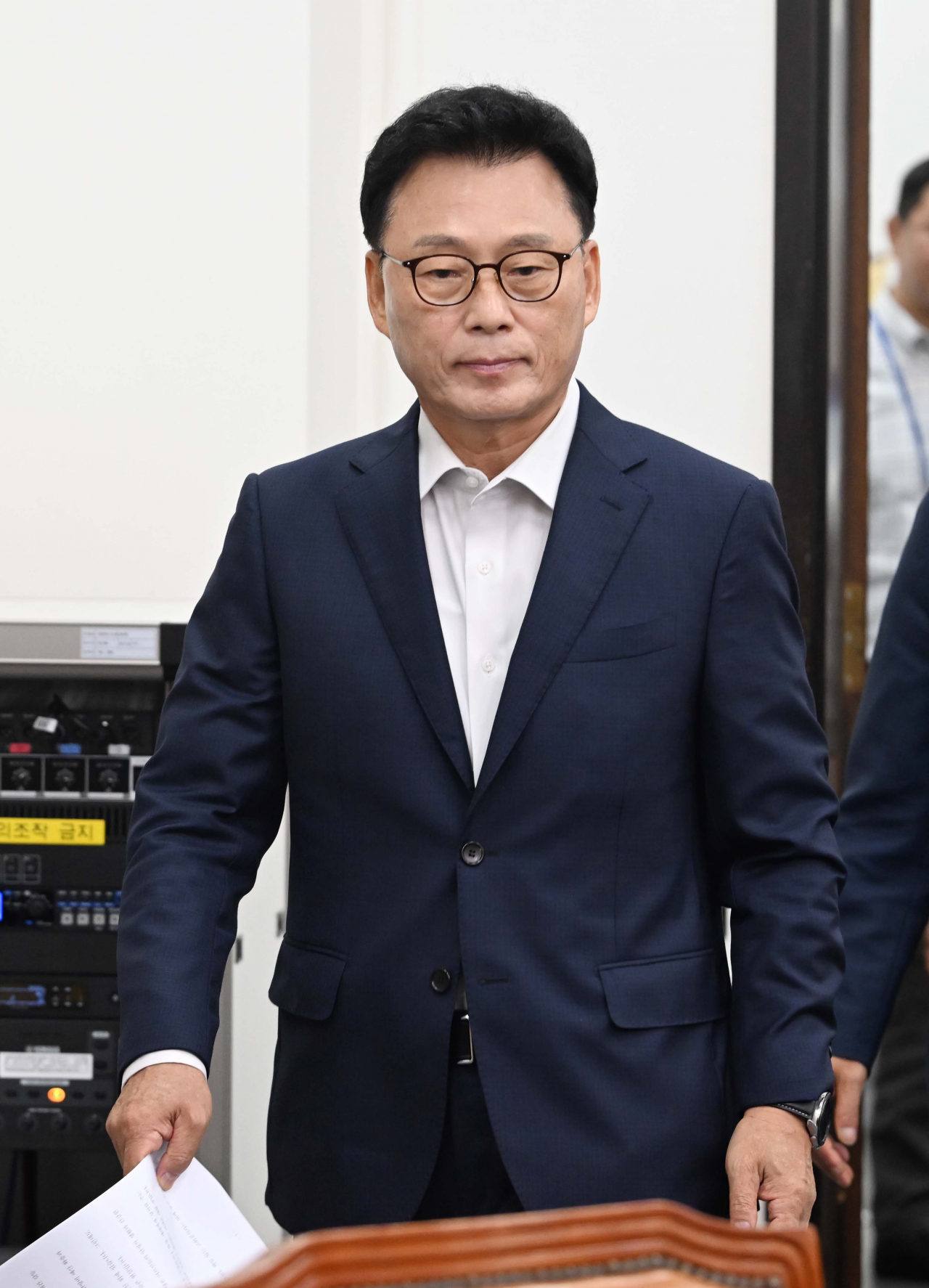 박광온 더불어민주당 원내대표가 2일 오전 서울 여의도 국회에서 열린 최고위원회의에 참석하고 있다. 이상섭 기자