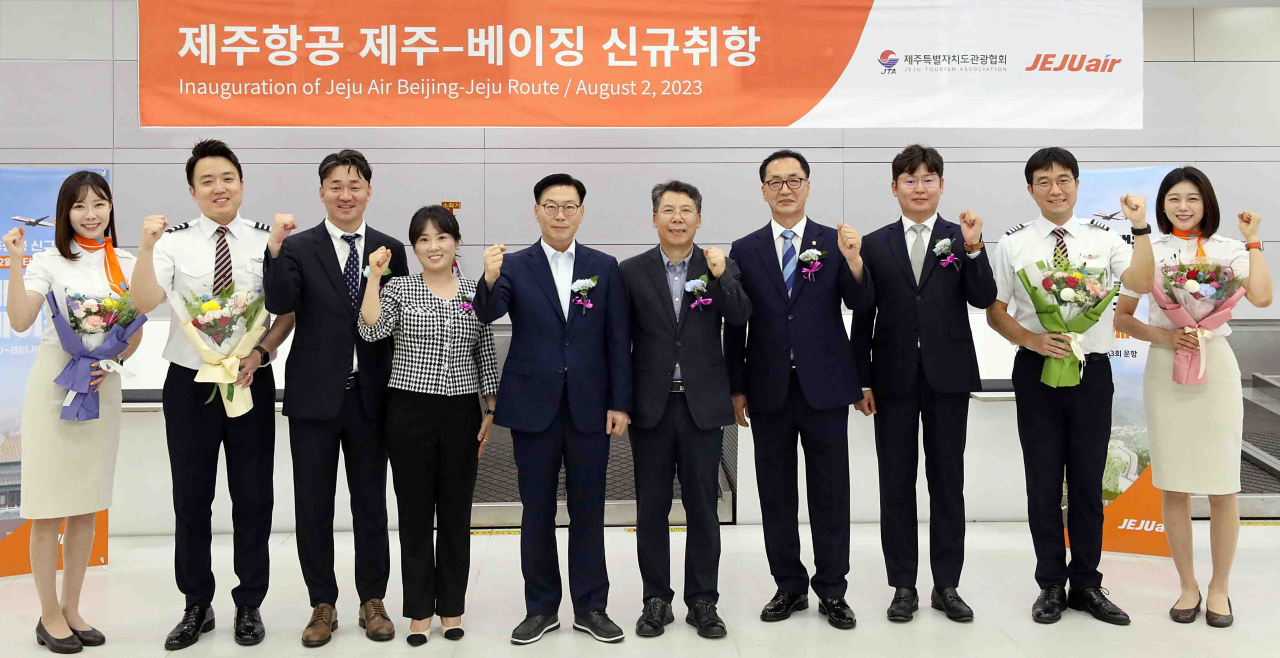 정수영(왼쪽 네 번째부터) 제주항공 제주지점장, 한상수 제주항공 제주운영단장, 전성열 한국공항공사 제주공항운영단장, 김남진 제주특별자치도관광협회 본부장이 제주~베이징 노선 신규취항식에서 기념촬영을 하는 모습. [제주항공 제공]
