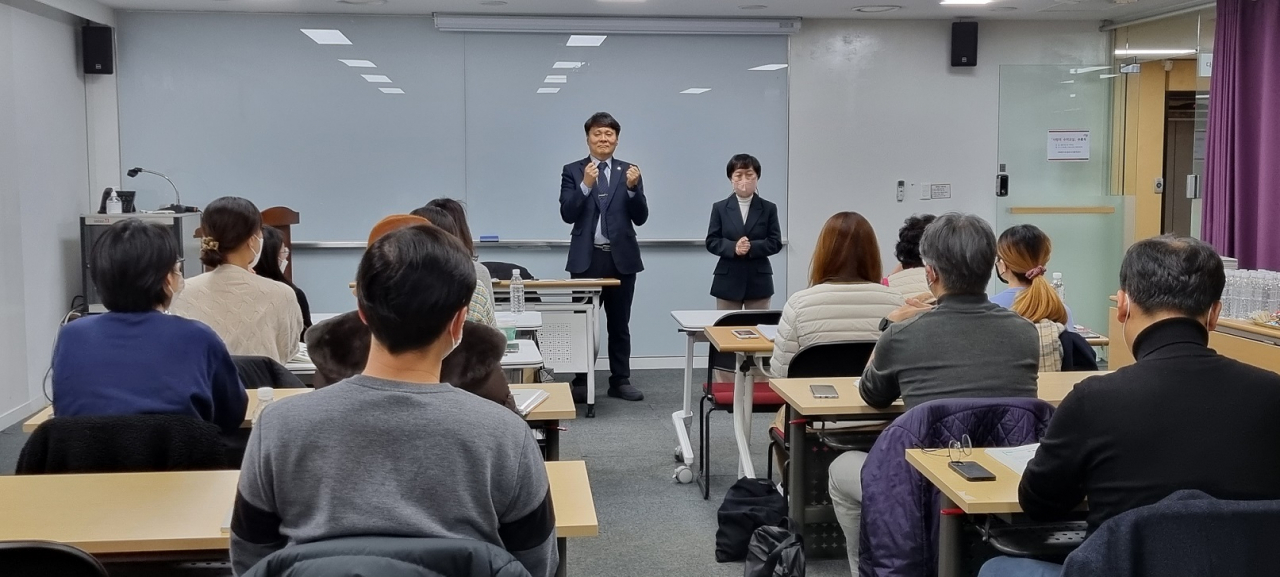 서울 종로구는 청각·언어장애인과의 원활한 의사소통을 올해 하반기 사랑의 수어교실을 운영한다고 3일 밝혔다. 사진은 지난해 수어교실 운영 장면. [종로구 제공]