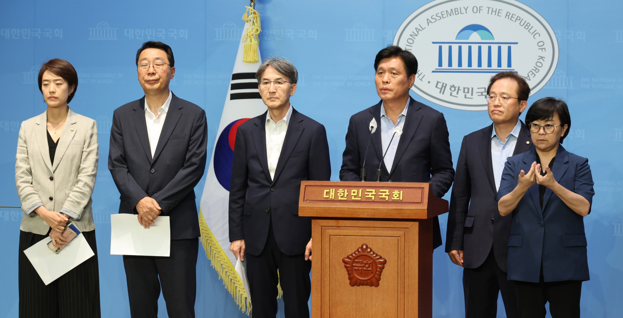 조승래 간사를 비롯한 더불어민주당 소속 과학기술정보방송통신위원회 위원들이 지난달 28일 오후 서울 여의도 국회 소통관에서 이동관 방송통신위원장 후보자 지명 철회를 요구하는 기자회견을 하고 있다. [연합]