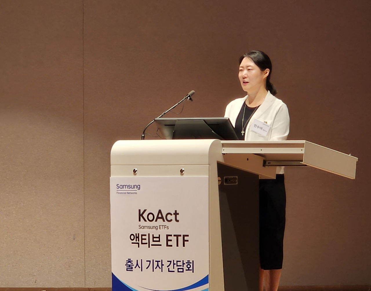 민수아 삼성액티브자산운용 대표가 3일 오전 서울 여의도 한국거래소에서 열린 '코액트(KoAct) ETF(상장지수펀드)' 출시 기자간담회에서 "코액트 ETF를 통해 국내 액티브 ETF 시장이 글로벌 수준으로 성장하는 데 앞장서겠다"며 포부를 밝히고 있다. [헤럴드경제=유혜림 기자]