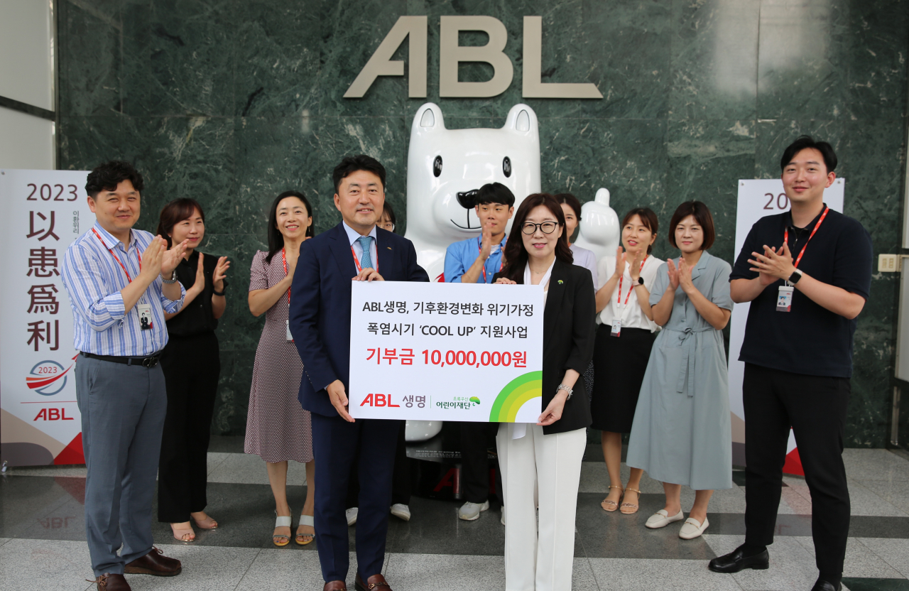 윤문도(가운데 왼쪽) ABL생명 FC실장이 2일 신정원(가운데 오른쪽) 초록우산어린이재단 서울 권역 총괄본부장에게 폭염시기 취약계층 아동에 냉방기기 및 전기요금 지원을 위한 기부금 1000만원을 전달하고 기념촬영을 하고 있다. [ABL생명 제공]