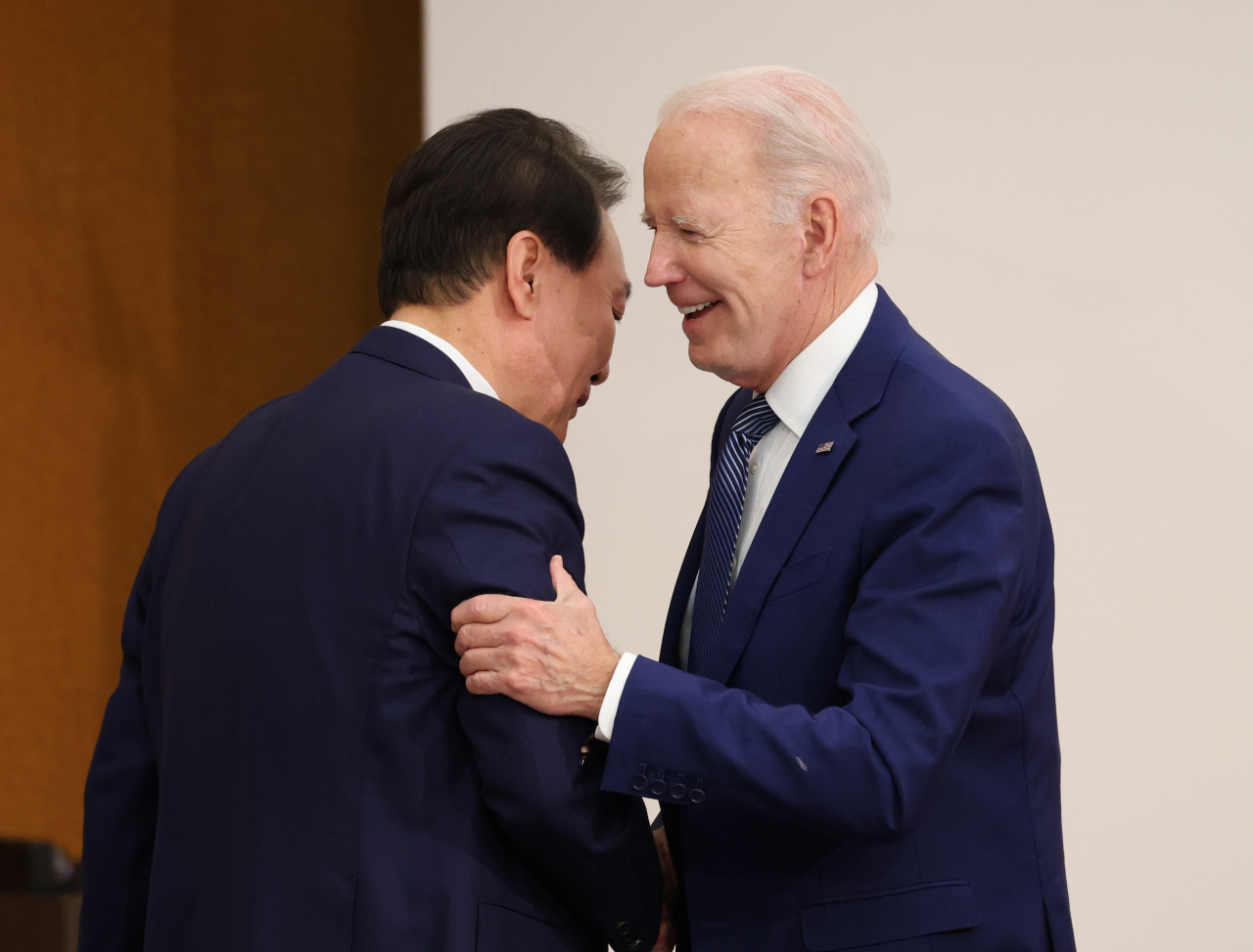 윤석열 대통령과 조 바이든 미국 대통령이 지난 5월 일본 히로시마 그랜드 프린스 호텔에서 열린 G7 정상회의 확대세션에서 만나 인사하고 있다. [연합]
