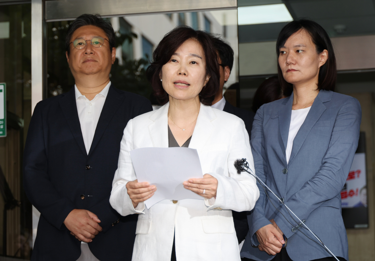 김은경 더불어민주당 혁신위원장이 3일 여의도 당사 앞에서 '노인폄하' 발언에 대해 사과하고 있다. [연합]