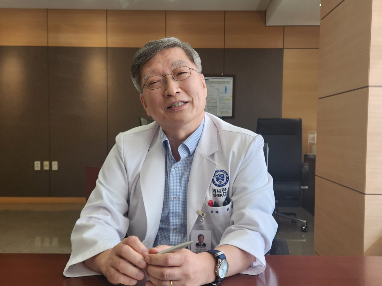 최진섭 병원장이 2일 연세암병원에서 헤럴드경제와 인터뷰를 하고 있다. 고재우 기자