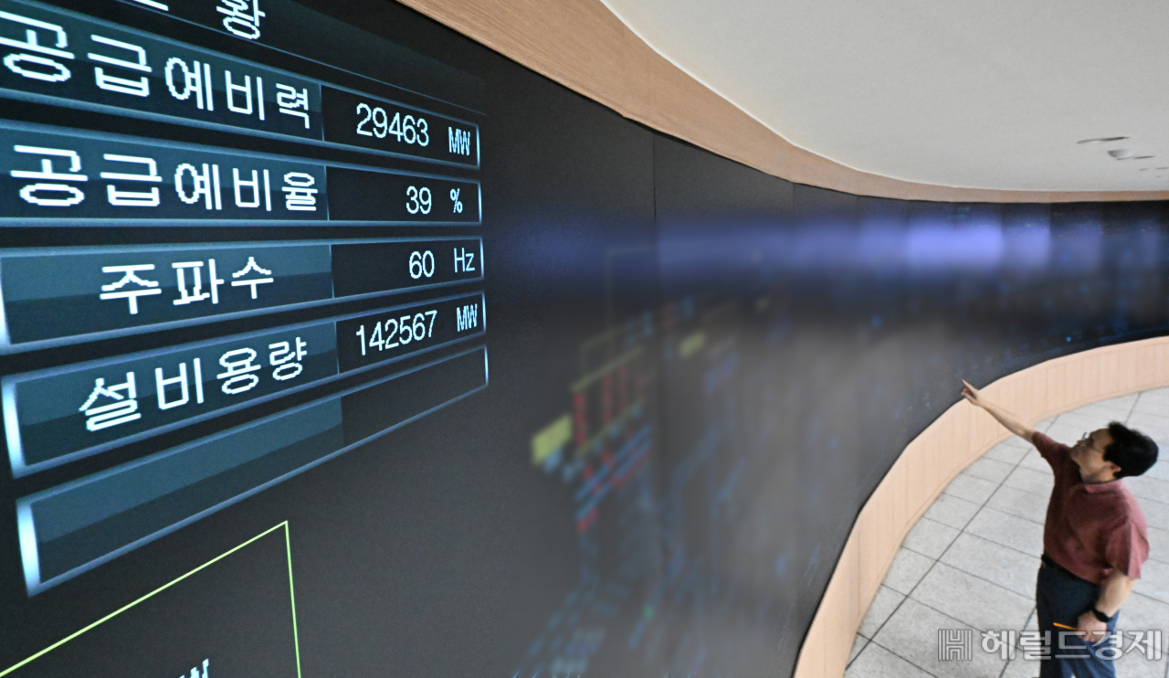 3일 경기도 수원시 영통구 한국전력공사 경기본부 전력관리처에서 관계자들이 전력수급현황을 주시하고 있다. 폭염 위기경보가 '심각' 단계로 상향되는 등 한여름 더위가 기승을 부리는 가운데 한전은 다음주 전력 수요가 최고조에 달할 것으로 전망하고 있다. 임세준 기자