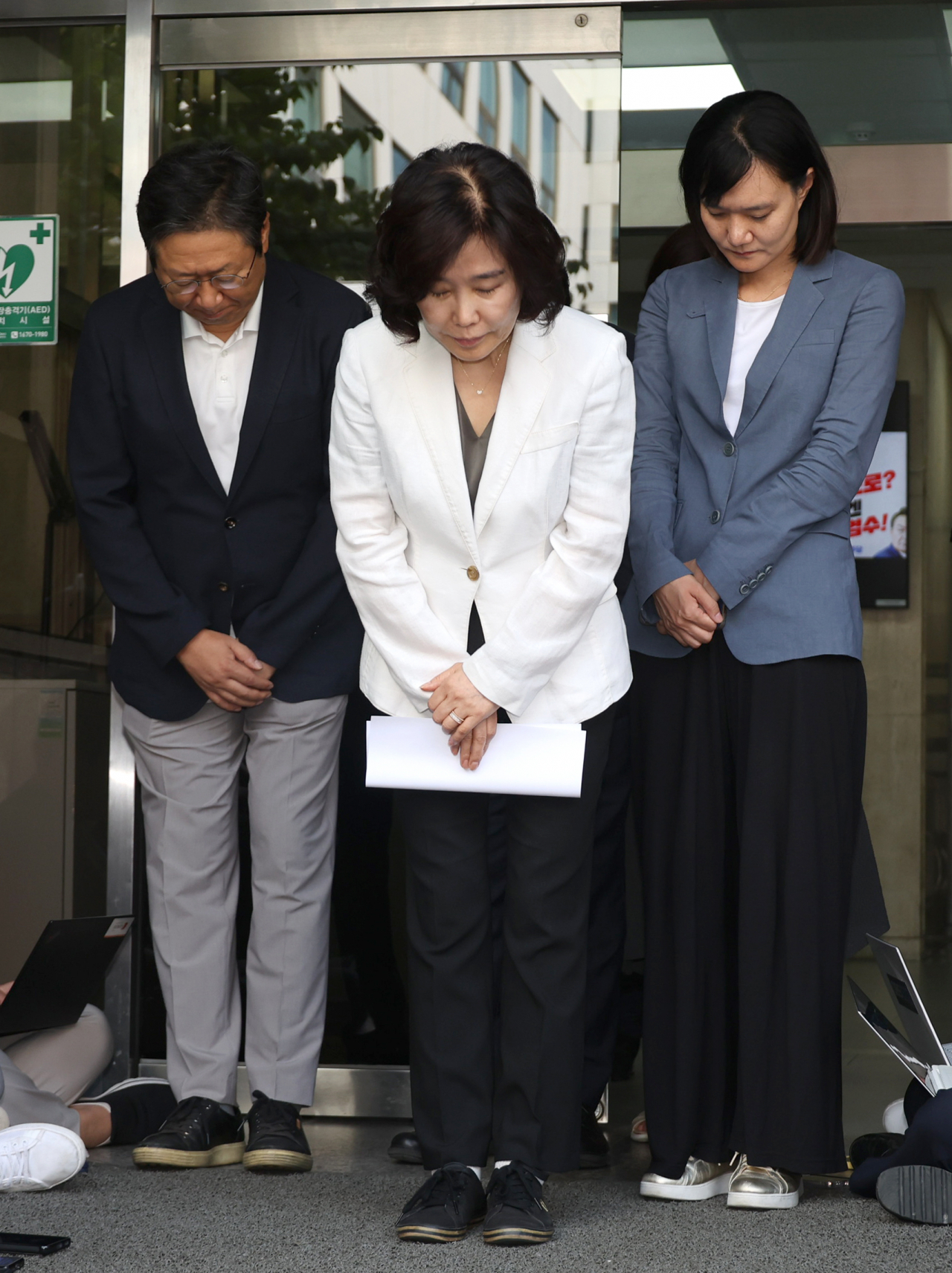 김은경 더불어민주당 혁신위원장이 3일 여의도 당사 앞에서 '노인폄하' 발언에 대해 사과하며 고개 숙이고 있다. [연합]