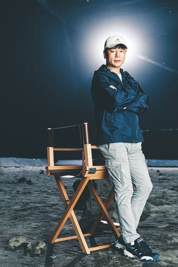 2일 개봉한 영화 ‘더 문’의 김용화 감독은 전작 ‘신과 함께’에 이어 이번 작품에서도 용서와 위로의 메시지를 다뤘다. 김 감독은 “용서하는 것보다 용서를 구하는 용기가 더 위대한 행동이라고 생각한다”고 했다.