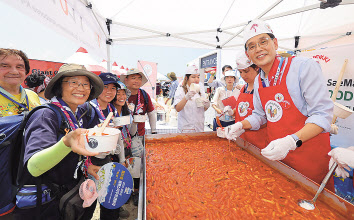 한훈 농림축산식품부 차관이 새만금잼버리 행사장에서 참가자들에게 떡볶이를 제공하고 있다. [농림축산식품부 제공]