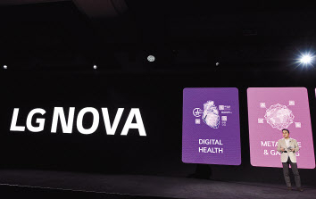 조주완 LG전자 CEO(사장)이 올 초 CES 2023에서 LG 북미이노베이션센터(LG NOVA)에 대해 발표하고 있는 모습 [LG전자 제공]