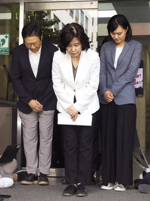 김은경 더불어민주당 혁신위원장이 3일 여의도 당사 앞에서 ‘노인폄하’ 발언에 대해 사과하며 고개 숙이고 있다. [연합]