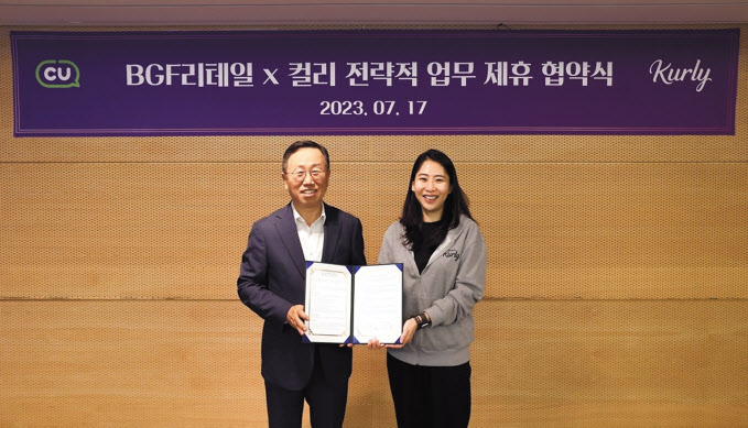 이건준(왼쪽) BGF리테일 대표와 김슬아 컬리 대표가 지난달 17일 ‘온·오프라인 플랫폼 기반 공동 사업 추진’을 위한 업무 협약 직후 기념촬영을 하고 있는 모습 [BGF리테일 제공]