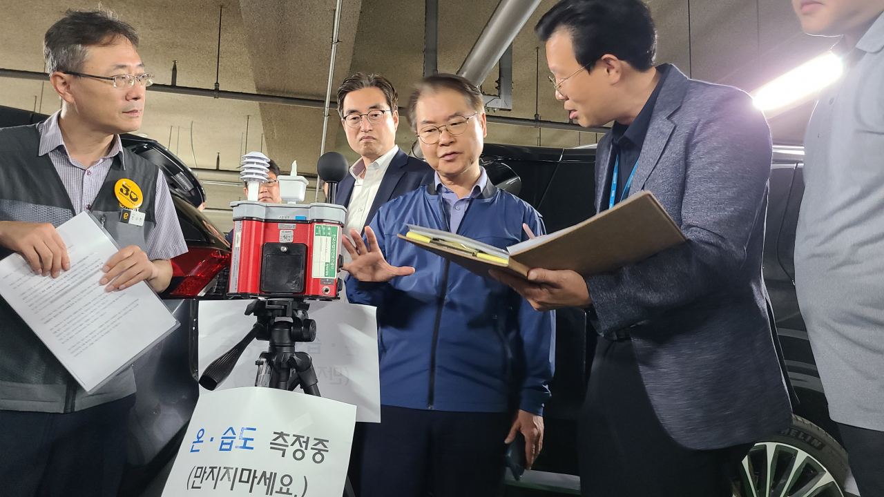 이정식 고용노동부 장관이 3일을 '폭염 대응 긴급 현장점검의 날'로 푹염 대응 상황 점검에 나섰다. 경기지역 이마트를 방문해 폭염 대응책을 점검 중인 이정식 장관 [고용노동부 제공]