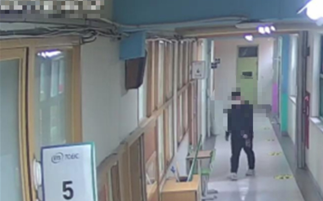 토익 시험장에서 부정 행위를 저지른 의뢰자가 답안지를 가지러 화장실에 갔다가 고시장으로 복귀하고 있는 장면. [헤럴드경제 DB]