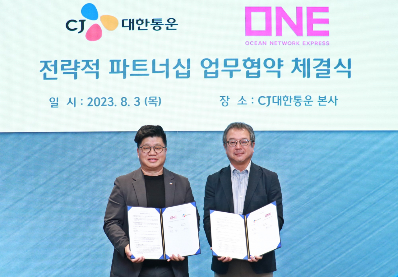 3일 오전 서울 종로구 CJ대한통운 본사 대회의실에서 열린 업무협약 행사에서 강병구(왼쪽) CJ대한통운 글로벌부문 대표와 구리모토 유 ONE 영업총괄 사장이 기념사진을 촬영하고 있다. [CJ대한통운 제공]