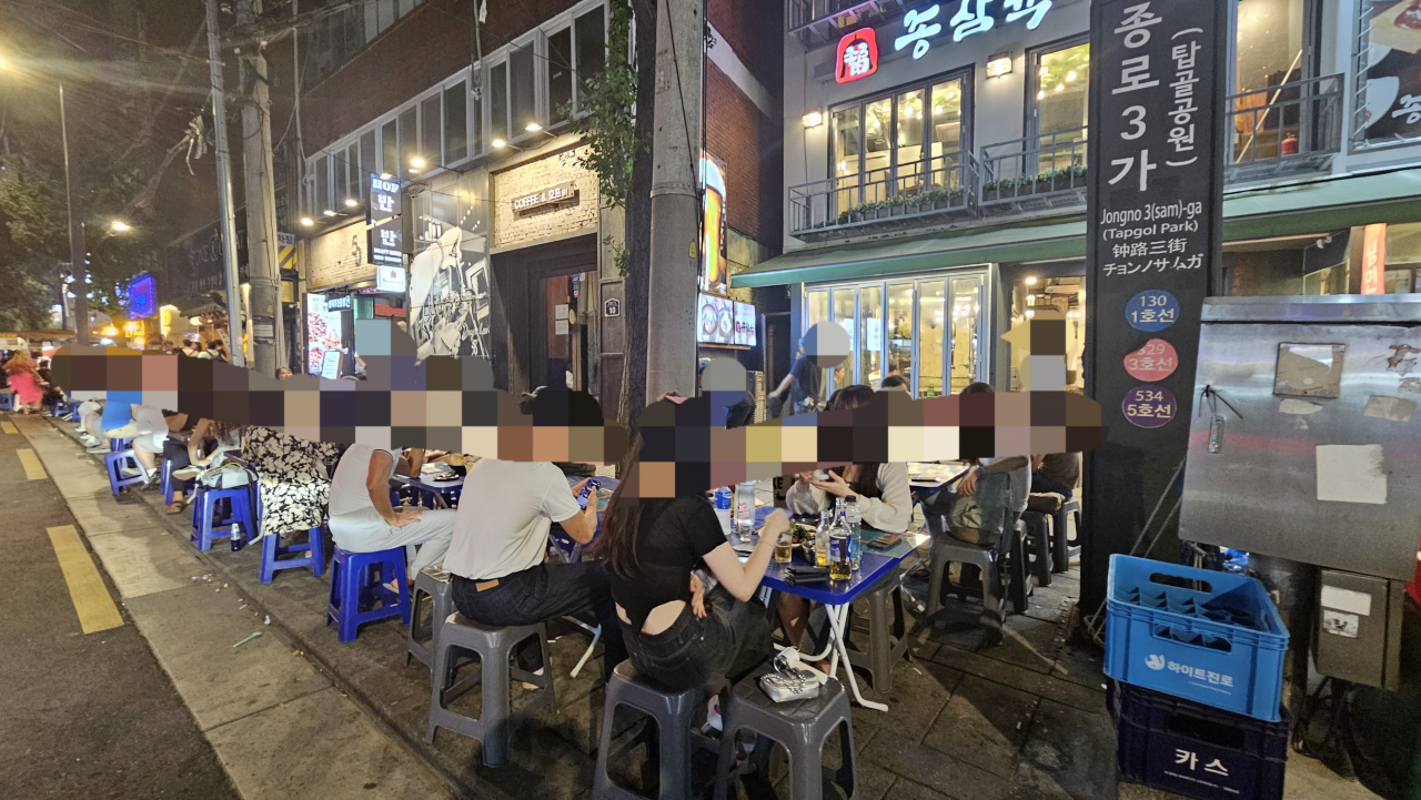 종로3가역 6번 출구가 나오면 포장마차들이 양쪽으로 500m가량 쭉 늘어서 있다. 박지영 기자.