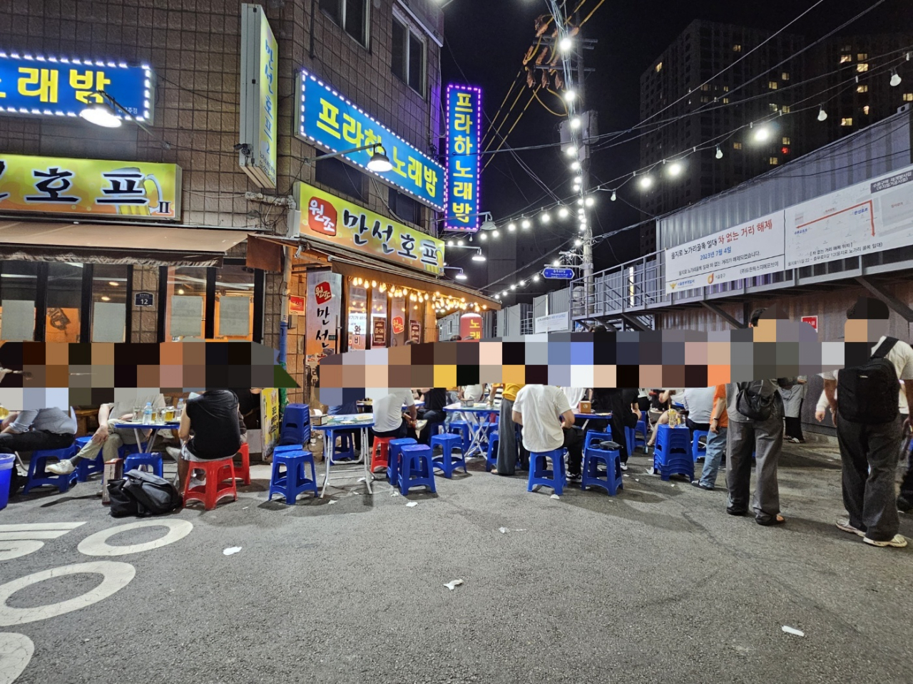 오후 10시쯤 방문한 을지로 노가리 골목. 대기 없이 바로 테이블에 앉을 수 있었다. 박지영 기자.