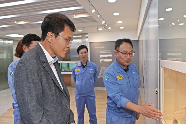 주순선 광양 부시장이 2일 SNNC를 방문해 공장을 둘러보고 있다.