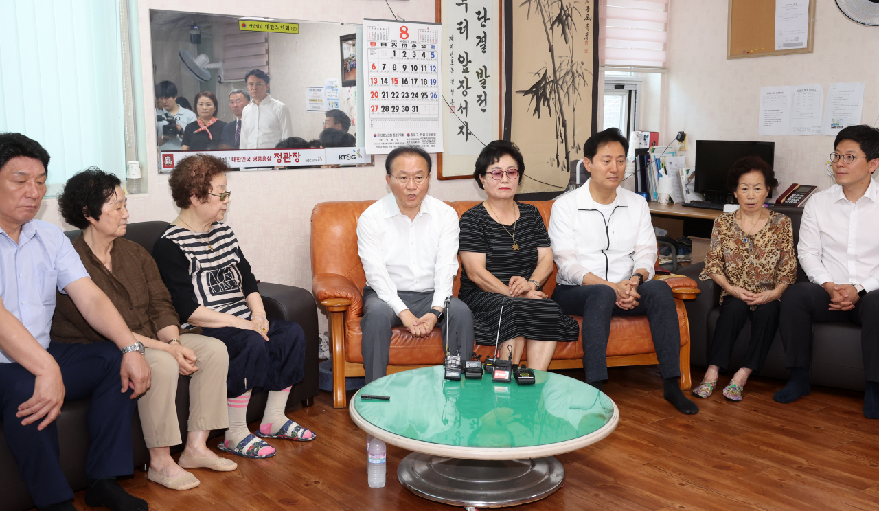 윤재옥 국민의힘 원내대표가 폭염 대비 무더위심터 현장 점검을 위해 3일 오전 서울 종로구 동원경로당을 방문해 인사말을 하고 있다. [연합]