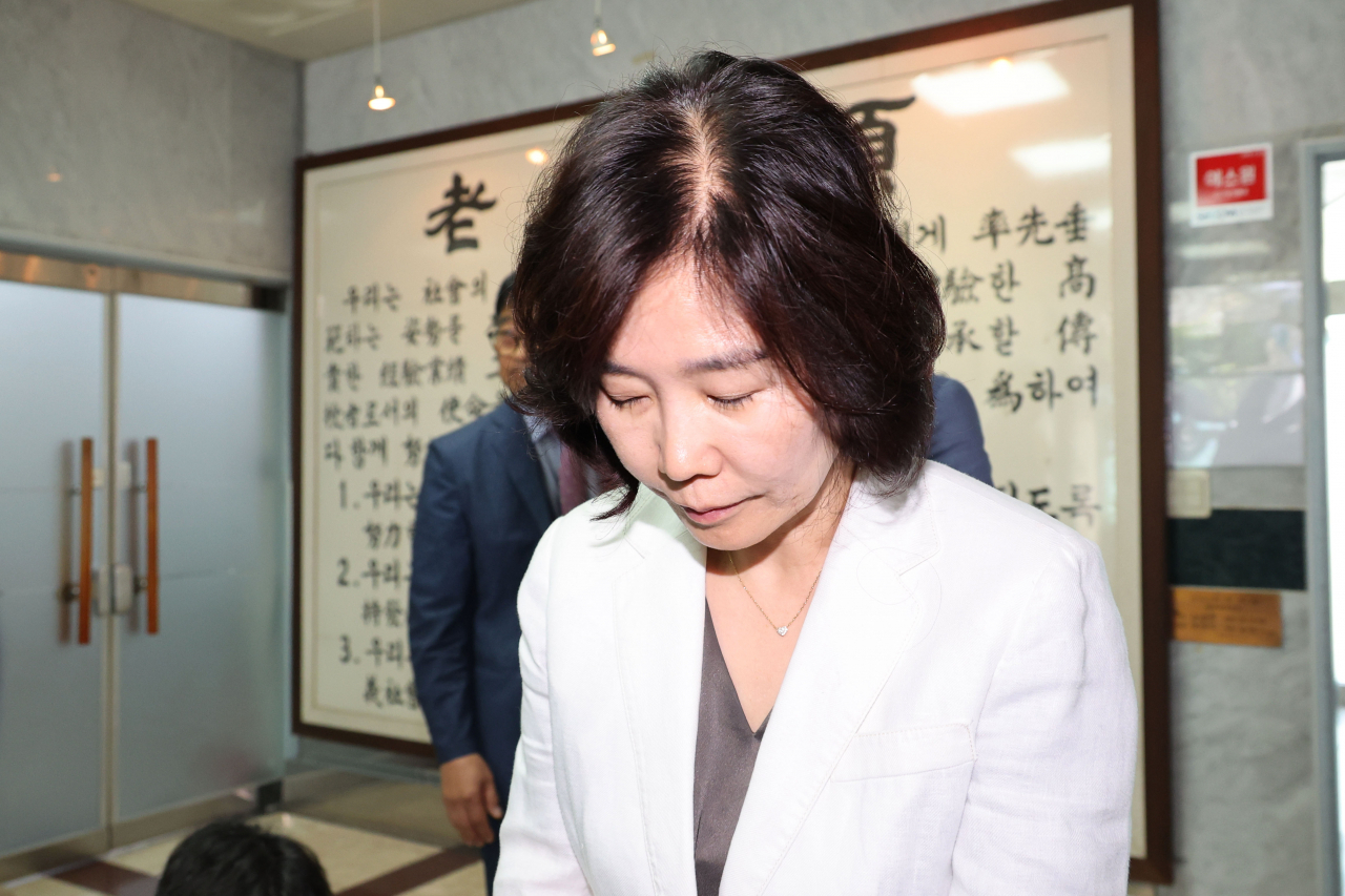 김은경 더불어민주당 혁신위원장이 3일 용산 대한노인회 중앙회에서 김호일 회장 면담 후 노인폄하 발언을 사과하고 있다. [연합]