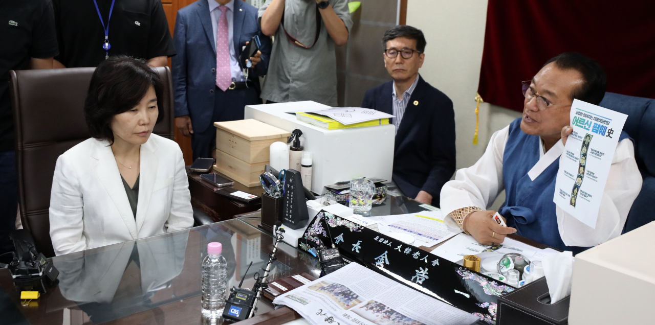 3일 용산 대한노인회 중앙회에서 김호일 회장이 노인폄하 발언 사과를 위해 방문한 김은경 더불어민주당 혁신위원장을 만나고 있다. [연합]