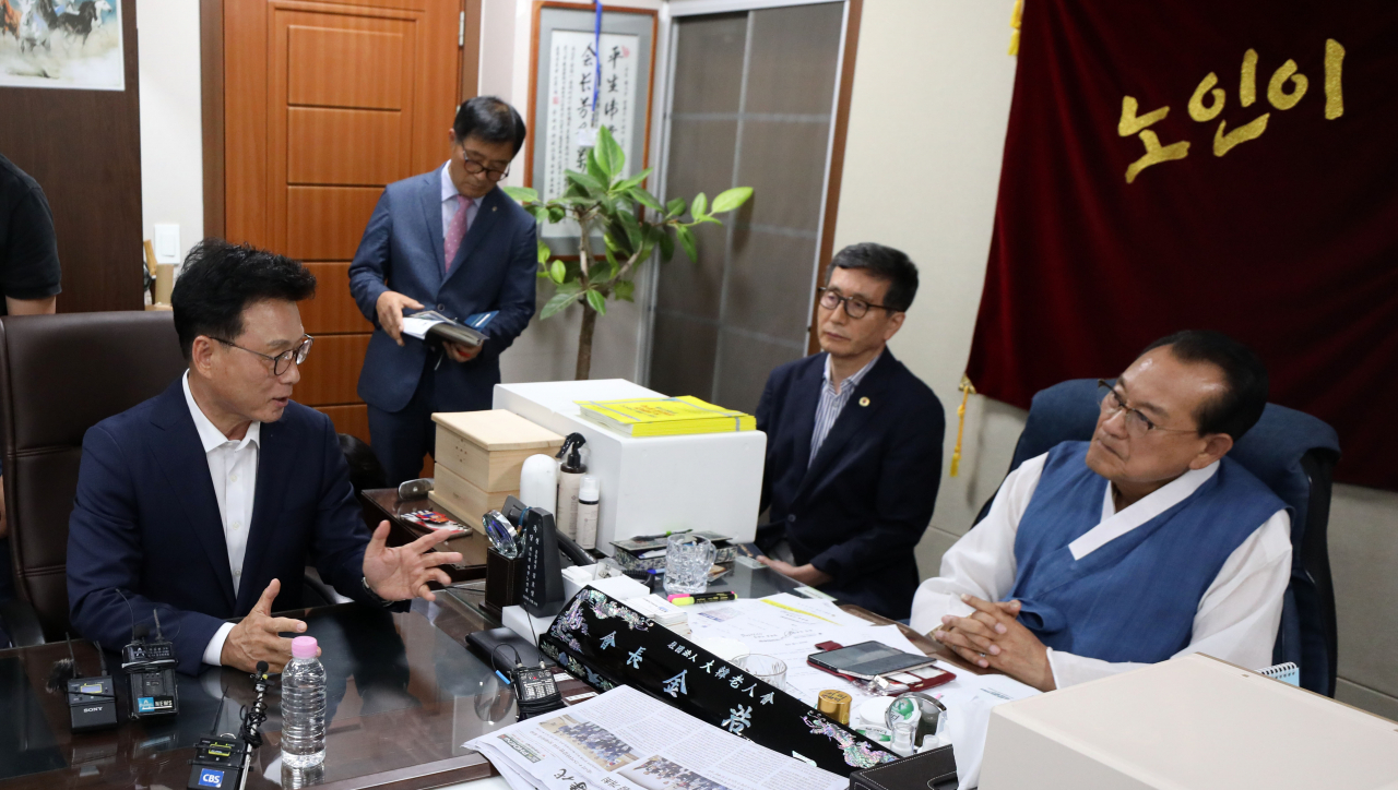 3일 용산 대한노인회 중앙회에서 김호일 회장이 더불어민주당 혁신위원장 노인폄하 발언 사과를 위해 방문한 박광온 원내대표를 만나고 있다. [연합]