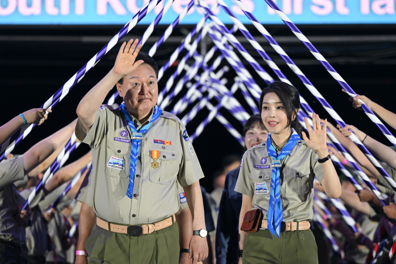 윤석열 대통령과 김건희 여사가 2일 오후 전북 부안 새만금 부지에서 열린 '2023 새만금 제25회 세계스카우트잼버리' 개영식에서 스카우트 최고의 예우를 표하는 장문례를 받으며 입장하고 있다. [연합뉴스]