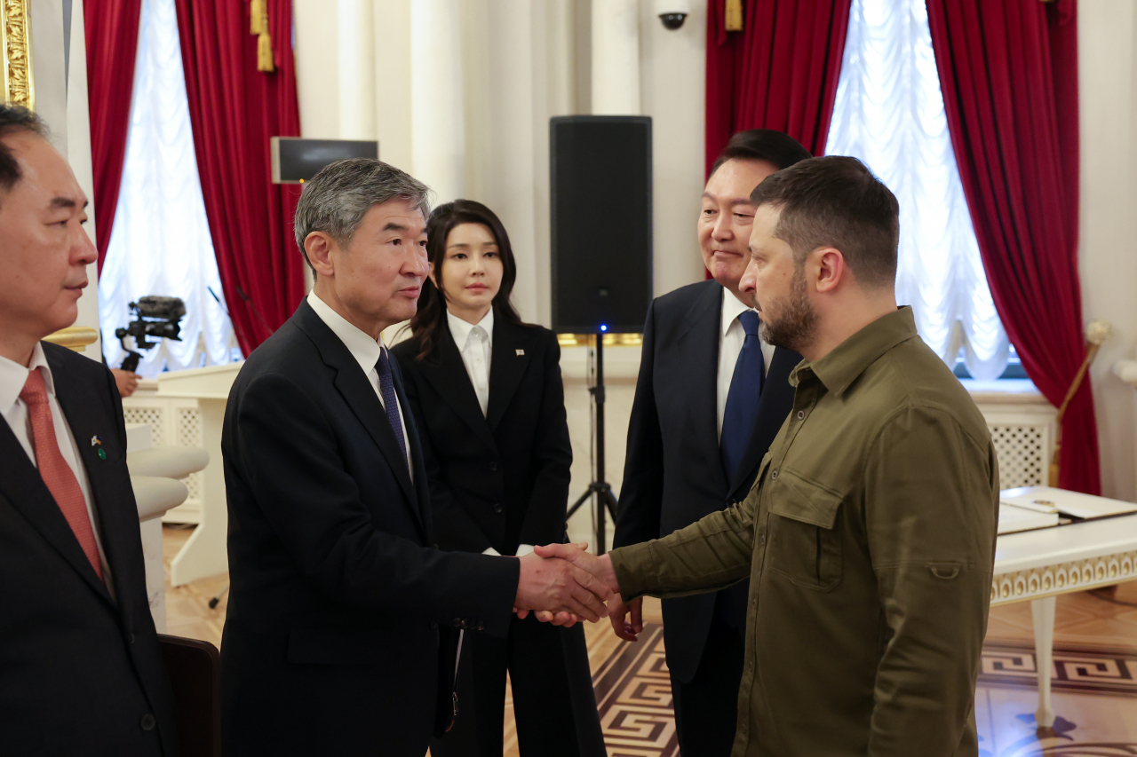 조태용 국가안보실장이 지난달 15일(현지시간) 키이우의 대통령 관저인 마린스키궁에서 열린 한-우크라이나 정상회담에 앞서 윤석열 대통령과 부인 김건희 여사가 지켜보는 가운데 볼로디미르 젤렌스키 우크라이나 대통령과 악수하고 있다. [연합]