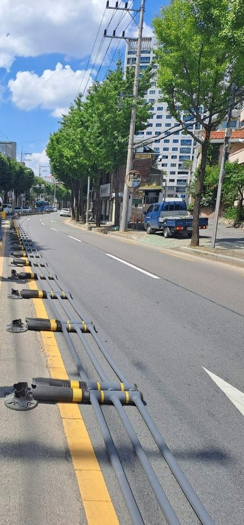 3일 오후 수성구 파동행정복지센터 앞 도로 중앙분리대가 폭염으로 녹아 쓰러져있다.[연합]