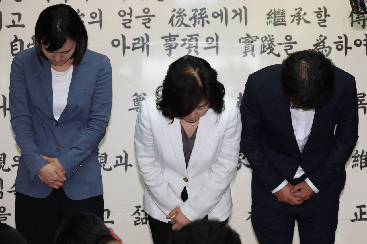 김은경 더불어민주당 혁신위원장이 3일 용산 대한노인회 중앙회에서 김호일 회장 면담 후 노인폄하 발언을 사과하고 있다. 연합뉴스