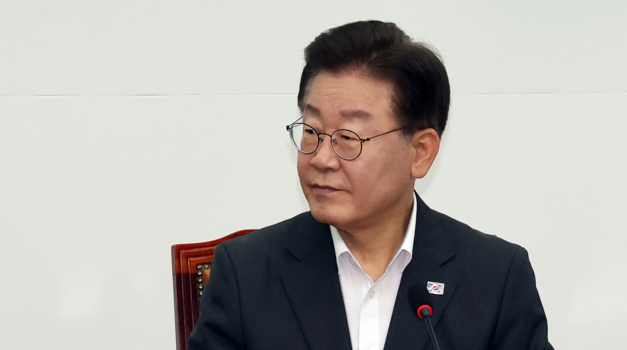 이재명 더불어민주당 대표가 31일 국회 당 사무실에서 열린 최고위 회의에 참석하고 있다. [연합]
