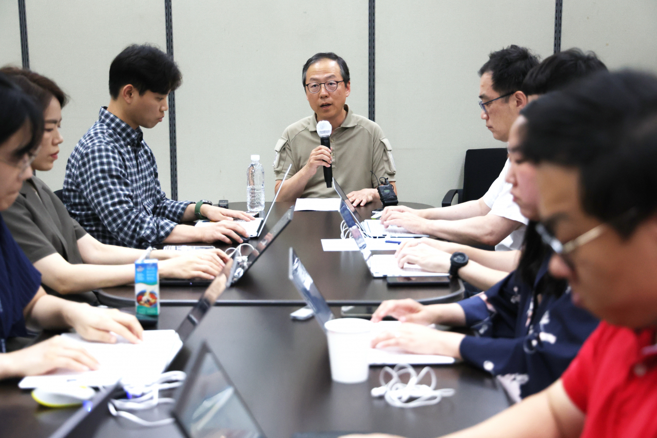 3일 정부서울청사에서 권기환 긴급구호대장이 캐나다 산불 진화 해외긴급구호대 활동 관련 브리핑을 하고 있다. [연합]