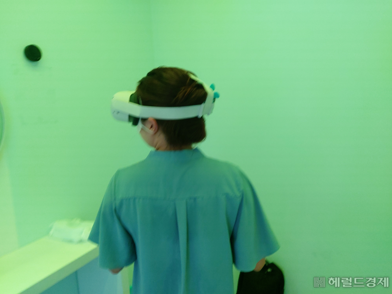 3일 서울 강남구 신사동의 제주삼다수 팝업스토어 ‘비사이클링’ 2층의 VR 체험 공간에서 기자가 체험하고 있다. 김희량 기자