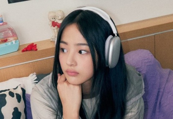 아이돌그룹 뉴진스의 민지가 애플 에어팟맥스를 착용한 모습.