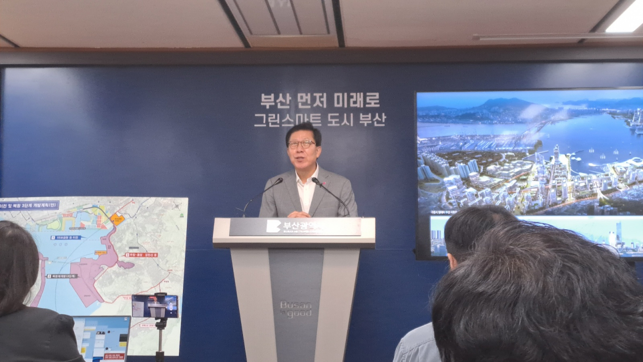 박형준 부산시장이 3일 오전 부산시청 프레스센터에서 기자회견을 열고 미군 55보급창·8부두 이전계획과 주변 지역 개발계획에 대해 발표하고 있다. [사진=임순택 기자]