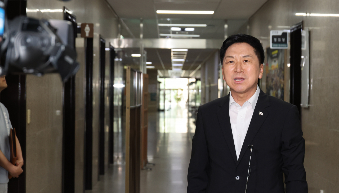 국민의힘 김기현 대표가 28일 오후 서울 여의도 국회에서 이재오 민주화운동기념사업회 이사장과 면담이 끝 난 뒤 기자들의 질문에 답하고 있다. [연합]