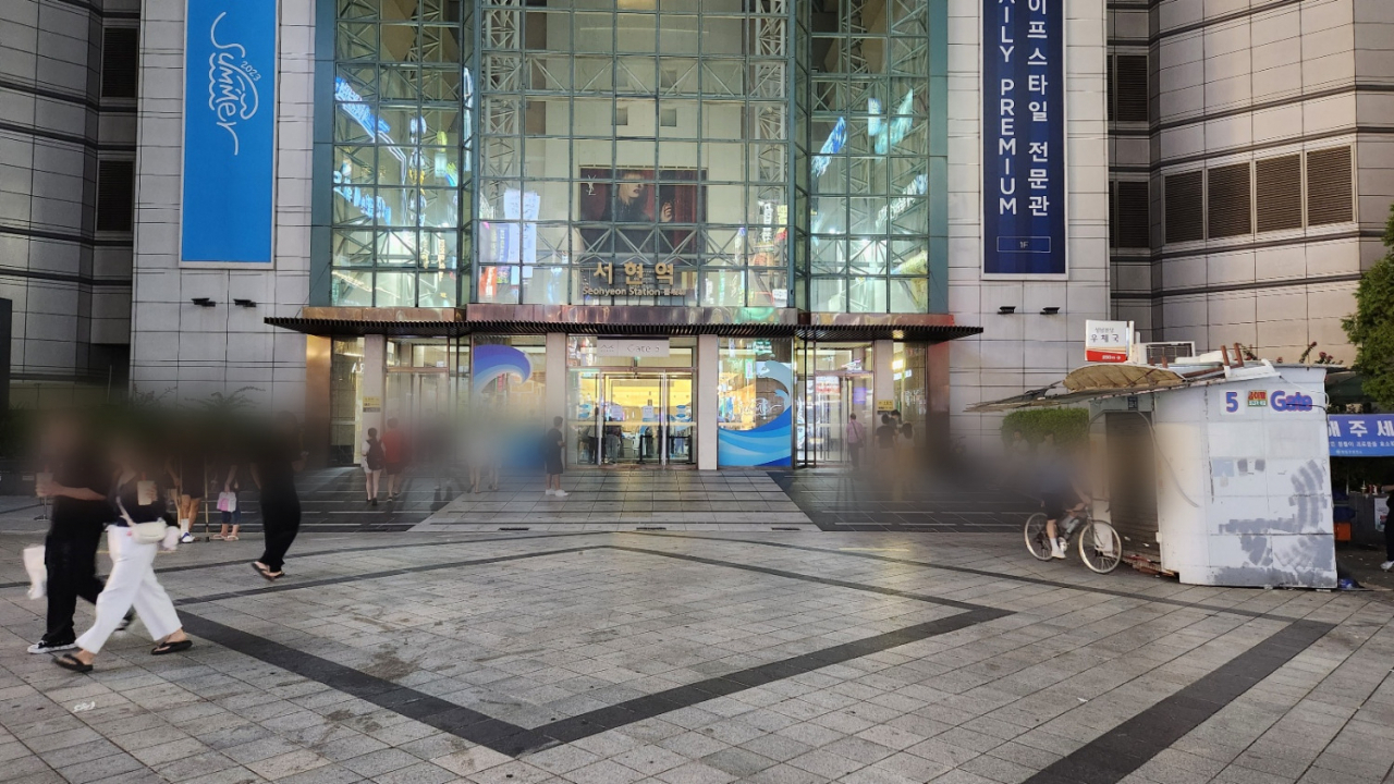 3일 오후 5시 55분께 경기 성남시 분당구 서현역 백화점에서 흉기 난동 사건이 발생했다. 사건 발생 장소이지만 지하철역인만큼 시민들이 불안한 마음으로 역 안으로 발걸음을 옮기고 있다. 안효정 기자