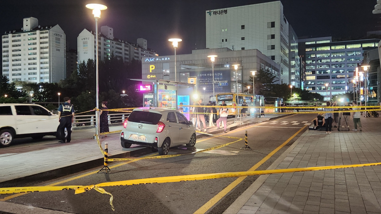 3일 퇴근 시간 흉기 난동 시간이 발생한 경기도 성남시 분당구 서현역 일대. 피의자 B씨가 행인을 충격한 차량이 현장에 남아있다. [안효정 기자]