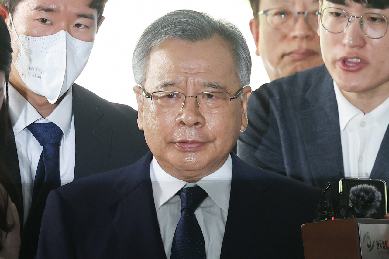 대장동 민간 개발업자들을 돕는 대가로 금품을 수수했다는 이른바 '50억 클럽' 의혹을 받는 박영수 전 특별검사가 3일 오전 서울 서초구 서울중앙지방법원에서 두번째 구속 전 피의자 심문(영장심사)에 출석하기 위해 법정으로 향하고 있다. [연합]