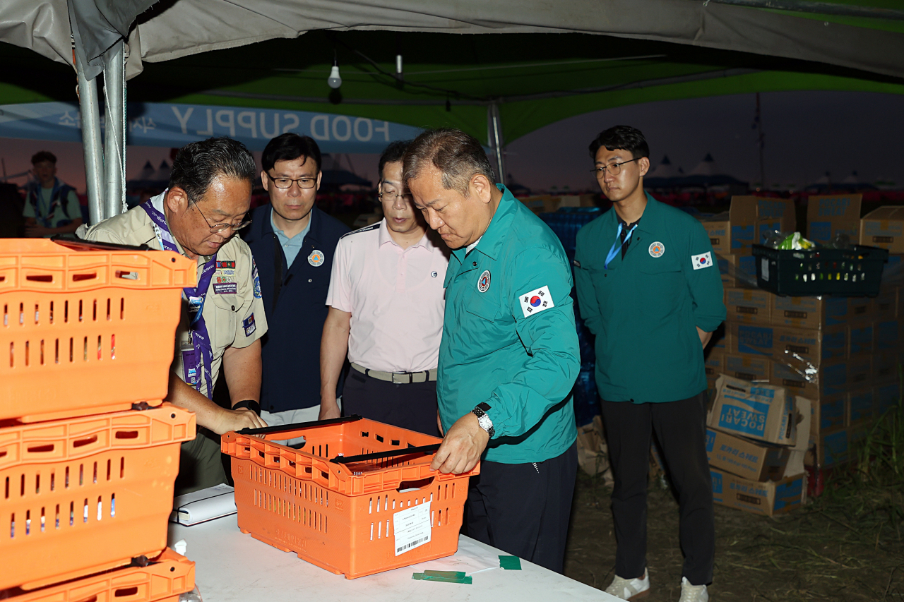 이상민 행정안전부 장관이 3일 오후 전북 부안 2023 세계스카우트 잼버리 야영지 내 이용 편의시설 및 안전 현장 등을 점검하고 있다.[연합]