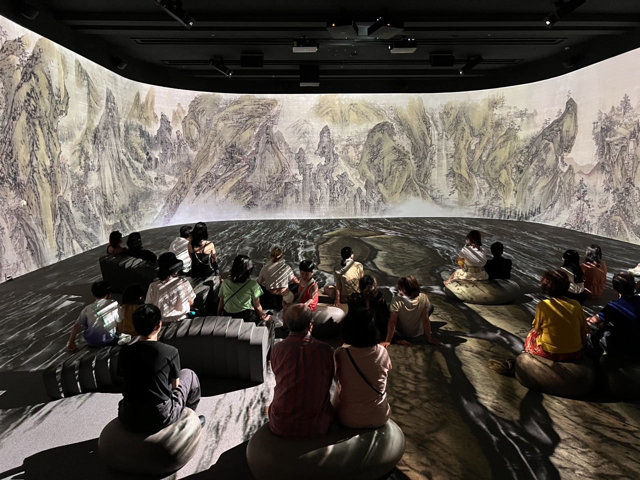 Visitors view the “Endless Mountains and Rivers” by the 18th-century artist Yi In-mun at the NMK‘s Immersive Digital Gallery, Tuesday. (Kim Hae-yeon/ The Korea Herald)