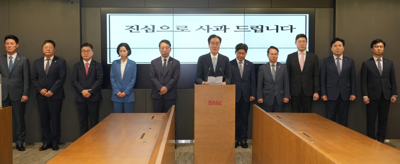 3일 경남 창원 BNK경남은행 본점에서 예경탁(왼쪽에서 여섯 번째) 경남은행장이 사과문을 발표하고 있다.[BNK경남은행 제공]